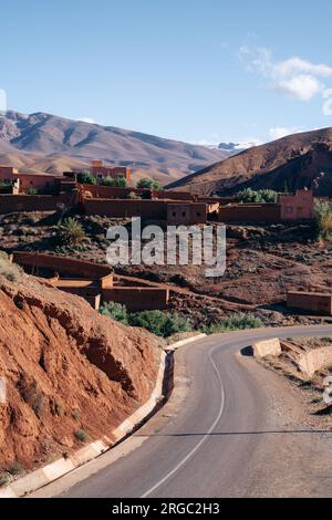 Dades-Schlucht: Ein Meisterwerk der Natur in Marokko, ein atemberaubender Canyon mit dramatischen Felsformationen und malerischen Landschaften, perfekt für Outdoor-Aktivitäten Stockfoto