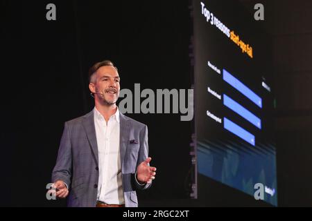 Taguig, Philippinen. 08. Aug. 2023. Alex Ball, Global Programme Director von Block Dojo, spricht während der Einführung von Block Dojo in Asien. Block Dojo, ein Gründerzentrum zur Förderung des Blockchain-Unternehmertums, hat in Partnerschaft mit nChain, einem globalen Technologieunternehmen, den Block Dojo in Asien ins Leben gerufen. Block Dojo und nChain streben eine digitale Transformation an und fungieren als führendes Licht in der digitalen Revolution auf den Philippinen, indem sie Geschäftsmöglichkeiten für die Entwicklung von Blockchain schaffen. (Foto: Earvin Perias/SOPA Images/Sipa USA) Guthaben: SIPA USA/Alamy Live News Stockfoto