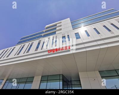 Luanda Angola - 03 24 2023: Außenansicht der Noteingangszone, öffentliches Camama Mutter- und Kinderkrankenhaus 'Pedro Azancote de Menezes', Mutterschaft, Stockfoto