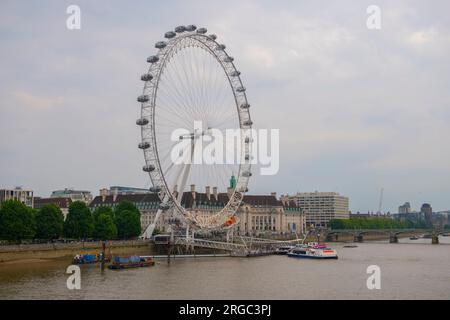 London Eye aka Millennium Wheel an einem bewölkten Tag am Südufer der Themse in London, England, Großbritannien. Stockfoto