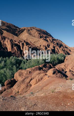 Dades-Schlucht: Ein Meisterwerk der Natur in Marokko, ein atemberaubender Canyon mit dramatischen Felsformationen und malerischen Landschaften, perfekt für Outdoor-Aktivitäten Stockfoto