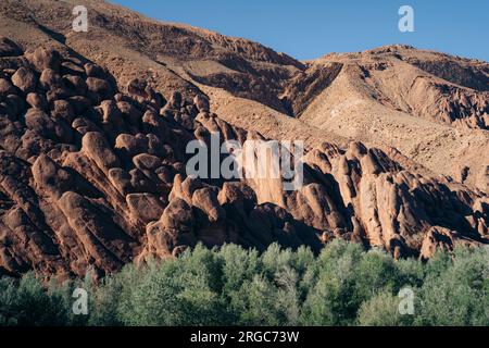 Dades-Schlucht: Ein Meisterwerk der Natur in Marokko, ein atemberaubender Canyon mit dramatischen Felsformationen und malerischen Landschaften, perfekt für Outdoor-Aktivitäten Stockfoto