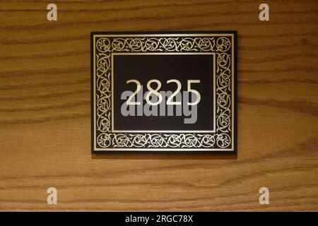 Zimmernummer Schild in Zahlen und Braille-Schrift Stockfoto