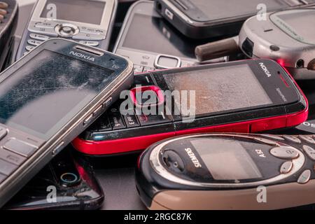 Opole, Polen - 08.07.2023 - Alte Mobiltelefone, Nahaufnahme. Nokia und Siemens alte Handys. Gebrauchter und beschädigter Elektroschrott Stockfoto