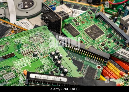 Opole, Polen - 08.07.2023 - Elektronikschrott, gebrauchte Leiterplatten (Leiterplatten), die für Recycling vorbereitet sind. Konzeptfoto von Öko, Sortieren und Entsorgung von Stockfoto