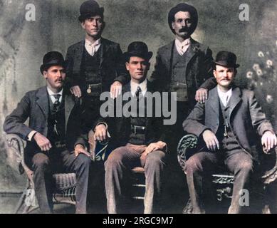 Mitglieder der Wild Bunch in Fort Worth, Texas: Sitting (l bis r): Harry A Longabaugh, alias The Sundance Kid, Ben Kilpatrick, alias The Tall Texan, Robert Leroy Parker, alias Butch Cassidy; Stand (l bis r): Will Carver, News alias Carver und Harvey Logan, alias Kid Curry. Stockfoto