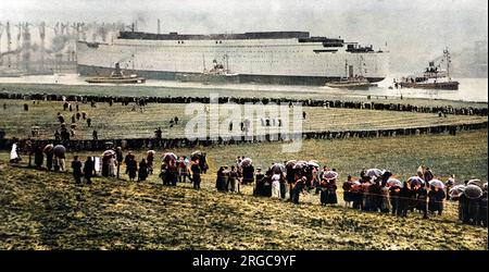 Foto vom Start der R.M.S. "Queen Mary" von John Browns Werft, Clydebank, 26. September 1934. Das Schiff wird unter der Kontrolle einer Reihe von Schleppschiffen gesehen, wobei die Werft hinten links auf dem Foto steht. Stockfoto