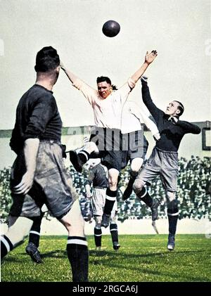 Foto eines Kämpfers im Tormund während eines zweiten Division-Spiels zwischen Tottenham Hotspur und Bury in der White Hart Lane in der Saison 1929-30. Das Spiel führte zu einer Verlosung von zwei allen. Stockfoto