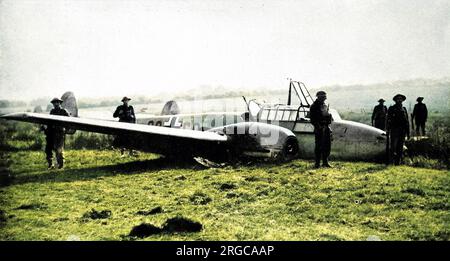 Der deutsche Messerschmitt Me-110-Kampfbomber, der im Sommer 1940 in der Nähe von Hastings abstürzte, nachdem er von einem britischen Kämpfer erschossen wurde. Einige britische Soldaten bewachen das Flugzeug. Stockfoto