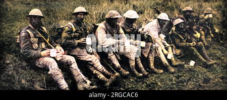 Eine Gruppe britischer Soldaten, die sich ausruhen und eine Tasse Tee trinken, nachdem sie die Frontlinie der Gräben verlassen haben; Westfront irgendwo in Frankreich. Stockfoto