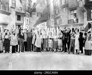 Large Street Scene Production, On-set of the Film, 'Gold Diggers in Paris', Warner Bros., 1938 Stockfoto