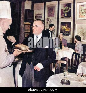 Peppino Leoni, ein Einheimischer von Cannero, am Ufer des Lago Maggiore, hier in seinem Restaurant, Quo Vadis in der Dean Street, Soho, London. Er kam 1907 nach London und lernte sein Handwerk als Küchenjunge und dann Kellner, bevor er 1926 das Restaurant öffnete. Stockfoto