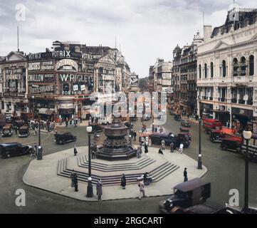 Piccadilly Circus und die Statue von Eros, London. Die Straßenszene wird von Werbeträgern und Lichtern für Gordon's Gin, Wrigley's Chewing Gum und andere dominiert. Im London Pavilion, der 1934 als Musikhalle und Theater erbaut und in ein Kino umgewandelt wurde, wird Dishonored Lady mit Hedy Lamarr gezeigt. Stockfoto