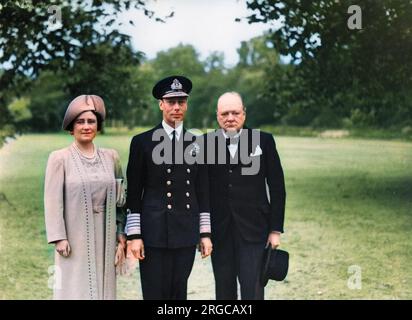 Der britische Premierminister Winston Churchill fotografierte im September 1940 mit König George VI. Und Königin Elizabeth im Buckingham Palace, nachdem der Palast während des Blitzes durch deutsche Bomben beschädigt worden war. Stockfoto