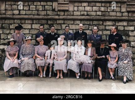 Taufe von Prinz Michael George Charles Franklin, drittes Kind von Prinz George, Herzog von Kent, und Prinzessin Marina, Herzogin von Kent. Er wurde am 4. Juli 1942 geboren und sein Vater wurde im Dienst, als er gerade sieben Wochen alt war, bei einem Flugunfall getötet. Hintere Reihe von links: Prinzessin Marie Louise, Prinz Bernhard von den Niederlanden, König Georg VI., Herzog von Kent, König Haakon von Norwegen, König Georg von den Hellenen, Kronprinz Olaf von Norwegen. Von links sitzend, Prinzessin Elizabeth (Königin Elizabeth II), Lady Patricia Ramsey (früher Prinzessin Patricia von Connaught), Königin Elizabeth, die Quee Stockfoto