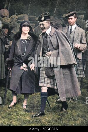 König George V. spricht mit der Herzogin von York, während der Herzog von York die Hintertür öffnet. Sie haben am Balmoral Garden Fete teilgenommen. Stockfoto