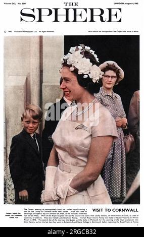 Königin Elizabeth II., die einen angemessen geblümten Hut trägt, lächelt bei einem Besuch der Farmen des Herzogtums Cornwall in der Nähe von Saltash im Jahr 1962 glücklich. Stockfoto