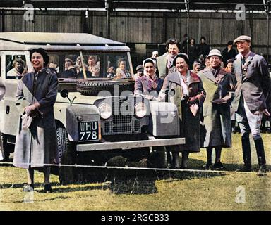 Die Königin und andere Mitglieder der königlichen Familie stehen neben einem Land-Rover, mit ihrem Gastgeber, dem Herzog von Beautfort, bei den dreitägigen Pferdeprozessen in Badminton. Stockfoto