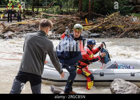 Raduha, Slowenien. 08. Aug. 2023. Der Bergrettungsdienst evakuiert die Sachen der Menschen mit dem Boot über den Fluss Savinja in Raduh, nachdem vor zwei Dritteln des Landes große Überschwemmungen stattgefunden haben. Nach den großen Überschwemmungen in Slowenien sind Sanierungs- und Rettungsmaßnahmen im Gange. Einige Gebiete im Savinja-Flusstal sind noch immer vom Rest der Welt abgeschnitten. Der Schaden ist enorm. Kredit: SOPA Images Limited/Alamy Live News Stockfoto