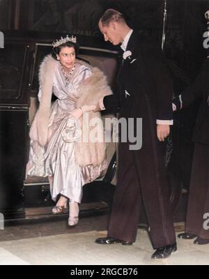 Prinzessin Elizabeth (Königin Elizabeth II) und ihr Ehemann, Prinz Philip, Herzog von Edinburgh, nahmen am 22. September 1951 an der Premiere des Herbert-Wilcox-Films „The Lady with a Lamp“ im Warner Theatre in London Teil. Die Premiere wurde vom Royal College of Nursing Educational Fund unterstützt und Krankenschwestern aus der ganzen Welt waren anwesend. Stockfoto