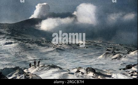 Die Hänge des Mount Erebus, des aktiven Vulkans auf Ross Island in der Antarktis, umgeben von Rauch und Wolken, gesehen während der unglückseligen Scott Polarexpedition zum Südpol, 1910 - 1912. Fotografiert von Lieutenant T. Gran, der in einer Dampfwolke auf dem Gipfel gefangen wurde. Stockfoto