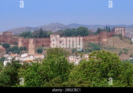 Blick auf die Stadt und das Schloss von Silves, der ehemaligen Hauptstadt der Algarve. Portugal, Europa Stockfoto