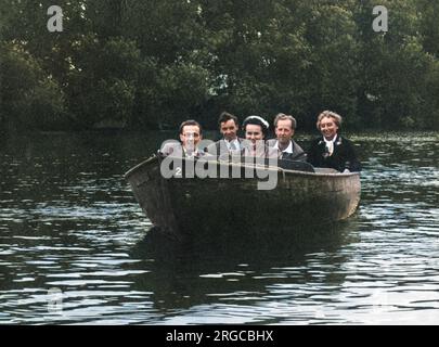 Fünf Freunde in einem sehr kleinen Motorboot („The Bridge Belle 2“) machen einen fröhlichen Ausflug auf der Themse! Stockfoto