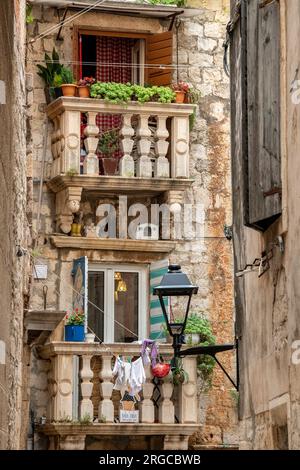 Typische mediterrane Gebäude auf einem kleinen Platz in Grad Split, kroatien. Stockfoto