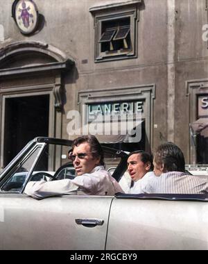 Anthony Armstrong Jones (1. Earl Snowdon) (1930 - 2017 ) - mit Freunden vor dem Palast des Erzbischofs auf der Piazza San Giovanni in Florenz fotografiert. Als englischer Fotograf und Filmemacher war er mit Prinzessin Margaret verheiratet, der jüngeren Tochter von König George VI. Und der jüngeren Schwester von Königin Elizabeth II Stockfoto