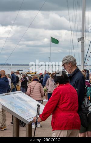 Ein älteres Paar, das sich während der cowes Week Regatta auf der Insel wight uk einen Stadtplan angesehen hat Stockfoto