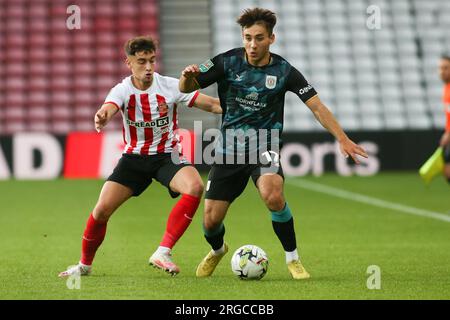 Crewe Alexander's Matúš Holíček wird während des Carabao Cup First Round North Spiels zwischen Sunderland und Crewe Alexandra im Stadium of Light, Sunderland, am Dienstag, den 8. August 2023 geschlossen. (Foto: Michael Driver | MI News) Guthaben: MI News & Sport /Alamy Live News Stockfoto