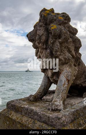 Große antike Steinstatue eines Löwen an der Küste der ägyptischen Esplanade in cowes auf der Insel wight uk Stockfoto