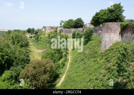 Mauern aus Ziegelstein und Stein rund um Motreuil-sur-Mer Stockfoto
