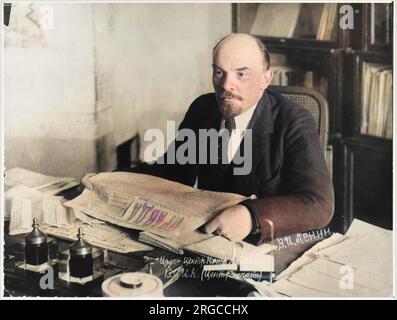 WLADIMIR ILICH ULYANOV LENIN liest "Pravda" in seinem Arbeitszimmer Stockfoto