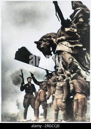 Russische Soldaten der Armee von Marschall Zhukov setzen die rote Flagge auf den Reichstag in Berlin - am folgenden Tag wird Deutschland formell kapitulieren Stockfoto