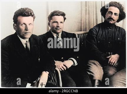 Sergej Mironowitsch Kirov (1886-1934), russischer Revolutionsführer (Zentrum), mit Bolschewik, Fedor Raskolnikov (1892-1939) (links) und dem georgischen Bolschewiken, Grigorij Konstantinowitsch (Sergo) Ordzhonikidse (1886-1937) (rechts). Stockfoto