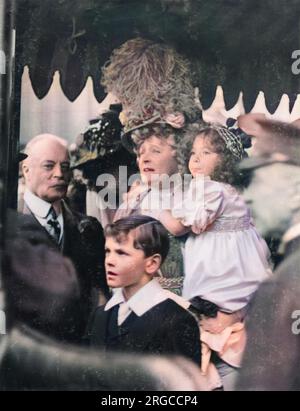 Die Gräfin von Warwick, Frances Evelyn Maynard, Lady Brooke, verlässt die St. Margaret's Church, Westminster, nach der Hochzeit ihres Sohnes Lord Brooke (Leopold Guy Francis Maynard Greville) mit Elfrida Marjorie Eden. Die Gräfin von Warwick war eine Geliebte von König Edward VII Stockfoto