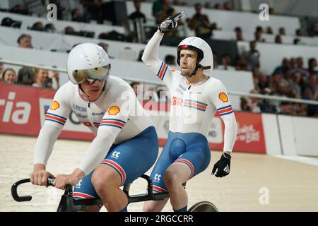 Der britische Neil Fachie feiert mit dem Piloten Matthew Rotherham, nachdem er während des sechsten Tages der UCI-Radweltmeisterschaft 2023 im Sir Chris Hoy Velodrome in Glasgow Gold im Mixed B Team Sprint gewonnen hat. Foto: Dienstag, 8. August 2023. Stockfoto