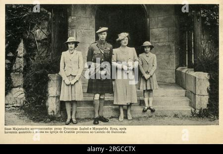 Die königliche Familie (König George VI., Königin Elizabeth, Prinzessin Elizabeth (später Königin Elizabeth II.) und Prinzessin Margaret) vor der Crathie Church, wo die Familie während des Krieges im Balmoral Castle, Schottland, verehrt. Stockfoto