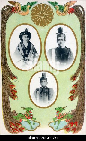 Eine wunderschöne Postkarte mit Porträts des japanischen Kaisers Showa, in englischsprachigen Ländern allgemein bekannt unter seinem persönlichen Namen Hirohito, dem 124. Kaiser von Japan, geboren 1901 und herrschend vom 25. Dezember 1926 bis zu seinem Tod 1989, seine Frau Kaiserin Kojun (1903-2000) und sein Sohn Akihito (1933 2019-), der vom 7. Januar 7 bis zum 30. April 1989 als 125. Kaiser Japans nach der traditionellen Erbfolge regierte – umgeben von einer Grenze von Drachen und Vögeln. Stockfoto