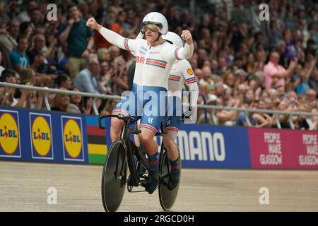 Matthew Rotherham und Neil Fachie (versteckt) aus Großbritannien feiern, nachdem sie im Mixed B Team Sprint am 6. Tag der UCI-Radweltmeisterschaft 2023 im Sir Chris Hoy Velodrome in Glasgow Gold gewonnen haben. Foto: Dienstag, 8. August 2023. Stockfoto