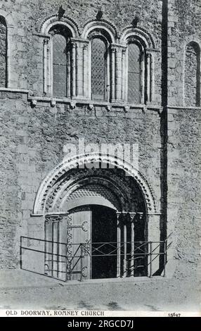 Der beeindruckende Norman Arch des Westens, Eingang zum St. Nicholas-Kirche, New Romney, Kent. Stockfoto