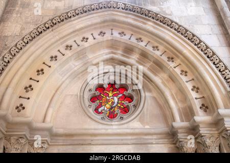 Dekorierte Buntglasfenster mit Bogen und Oktopolienfolie in Notre-Dame et Saint-Laurent, EU Stockfoto