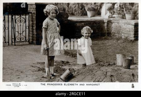 Prinzessinnen Elizabeth (später Königin Elizabeth II.) (1926-) und Margaret (1930-2002), Töchter des Herzogs und der Herzogin von York, die in einem Sandkasten in St. Paul's Walden Bury, Welwyn, Herts - die Residenz ihrer Großeltern, Earl und Gräfin von Strathmore. Stockfoto