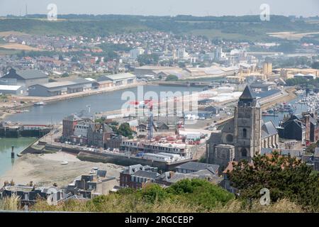 Blick auf den Hafen von Le Tréport von der oberen Seilbahnstation Stockfoto