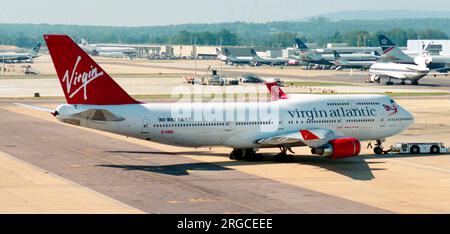 Boeing 747-4Q8 G-VBIG (msn 26255, Liniennummer 1081) von Virgin Atlantic Airlines, am Flughafen Gatwick im September 1997. Stockfoto