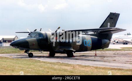 Litauische Luftwaffe – Let L-410 Turbolet 02 Blue (msn 07-39), am 20. Juli 2002 auf der RAF Fairford. Stockfoto