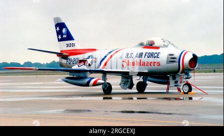 Nordamerikanischer F-86F-35-NA Sabre N105BH - 52-4959 (MSN 202-130), gemalt als 53-1201 im USAFE Skyblazers Aerobatic Team. Stockfoto