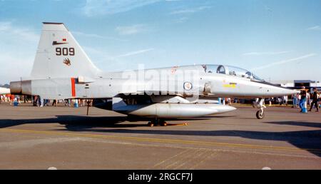 Royal Norwegian Air Force - Northrop F-5B-20-NO Freedom Fighter 909 (msn N.9012, ex 67-14909), von 336 SKV, bei der RAF Fairford für die RIAT im Juli 1991. Stockfoto