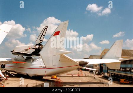 Antonov an-225 Mriya SSSR-82060 (msn 01-01), mit einem Buran Space Huttle, der ein Huckepack transportierte, auf der Paris Air Show 1989. Stockfoto